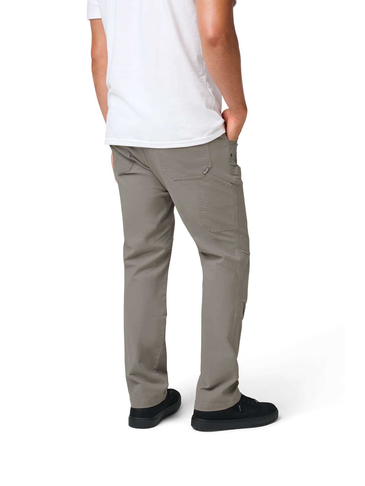 Affronta qualsiasi sfida con i pantaloni Industry. Con 10 tasche